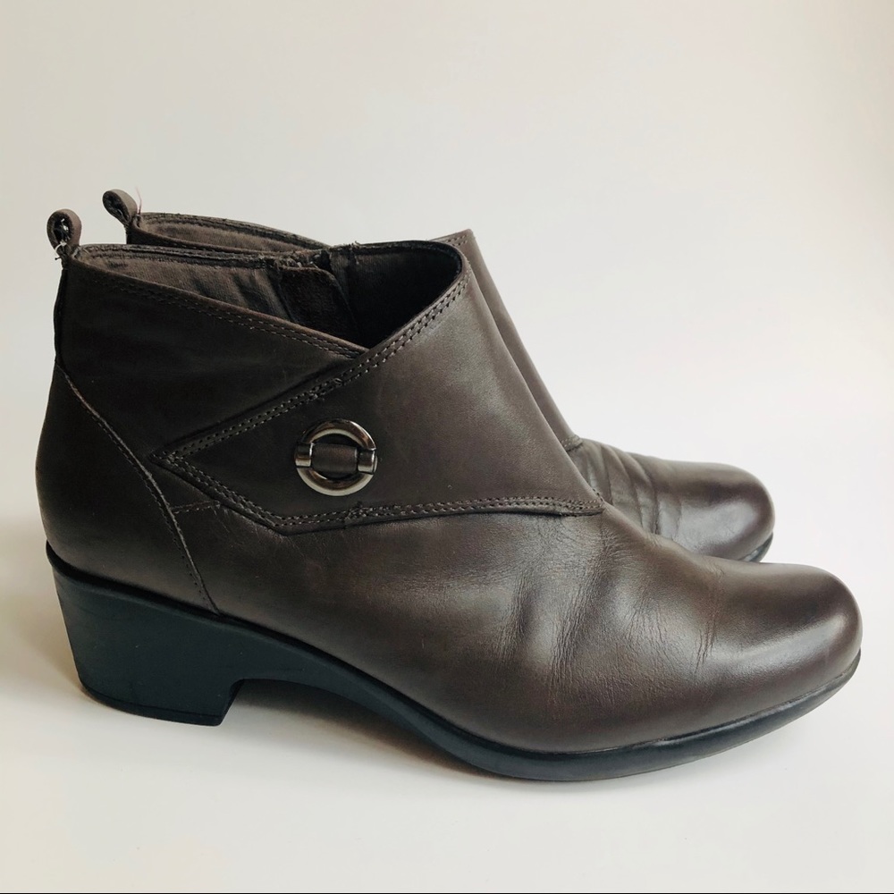 🌸Clarks Dark Brown Leather Ankle Booties🌸